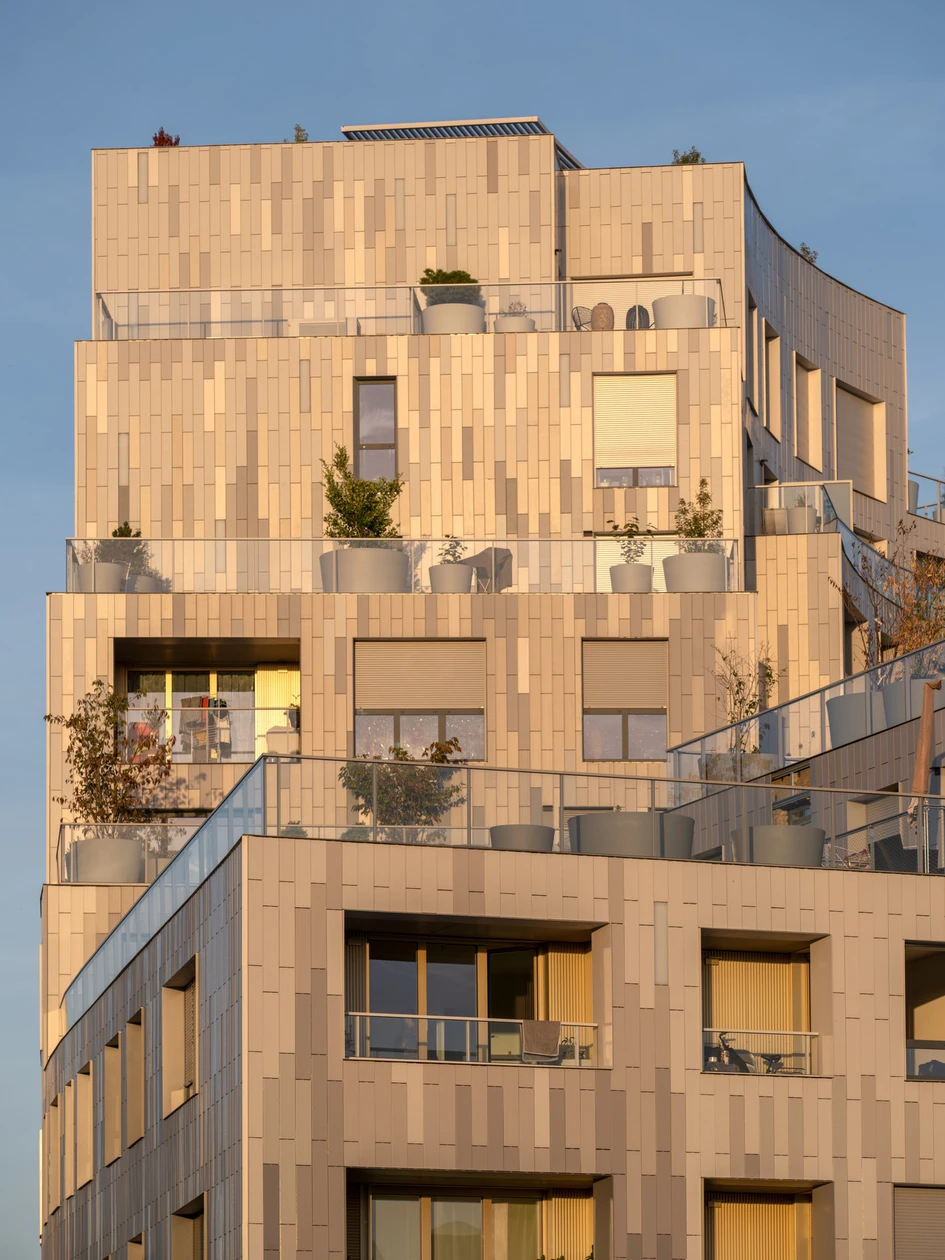 The ceramic facade by Agrob Buchtal skilfully captures the light and changes its appearance throughout the day. Photo: Ossip Architectuurfotografie