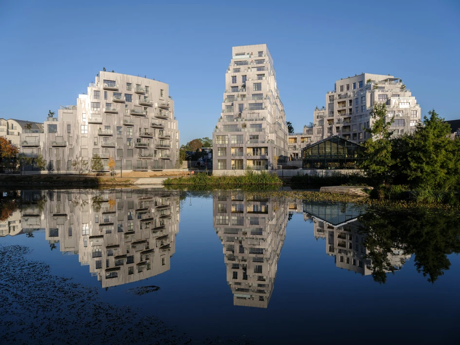 Three residential buildings rise out of the natural space like rocks. Despite a close look, the materiality of the architecture remains hidden at first. The ceramic facade makes the landscape in the light possible. Photo: Ossip Architectuurfotografie