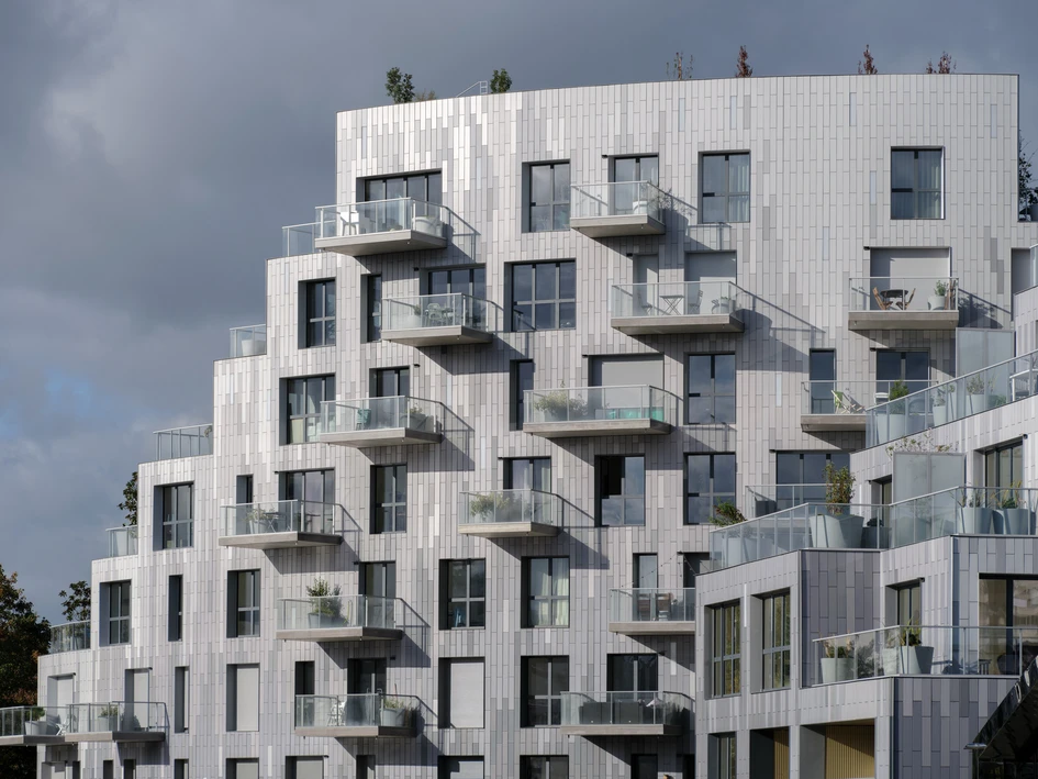 KeraTwin by Agrob Buchtal envelops the project in a colour gradient from grey to white, with a texture from matt to glossy, creating the impression of rock. Photo: Ossip Architectuurfotografie