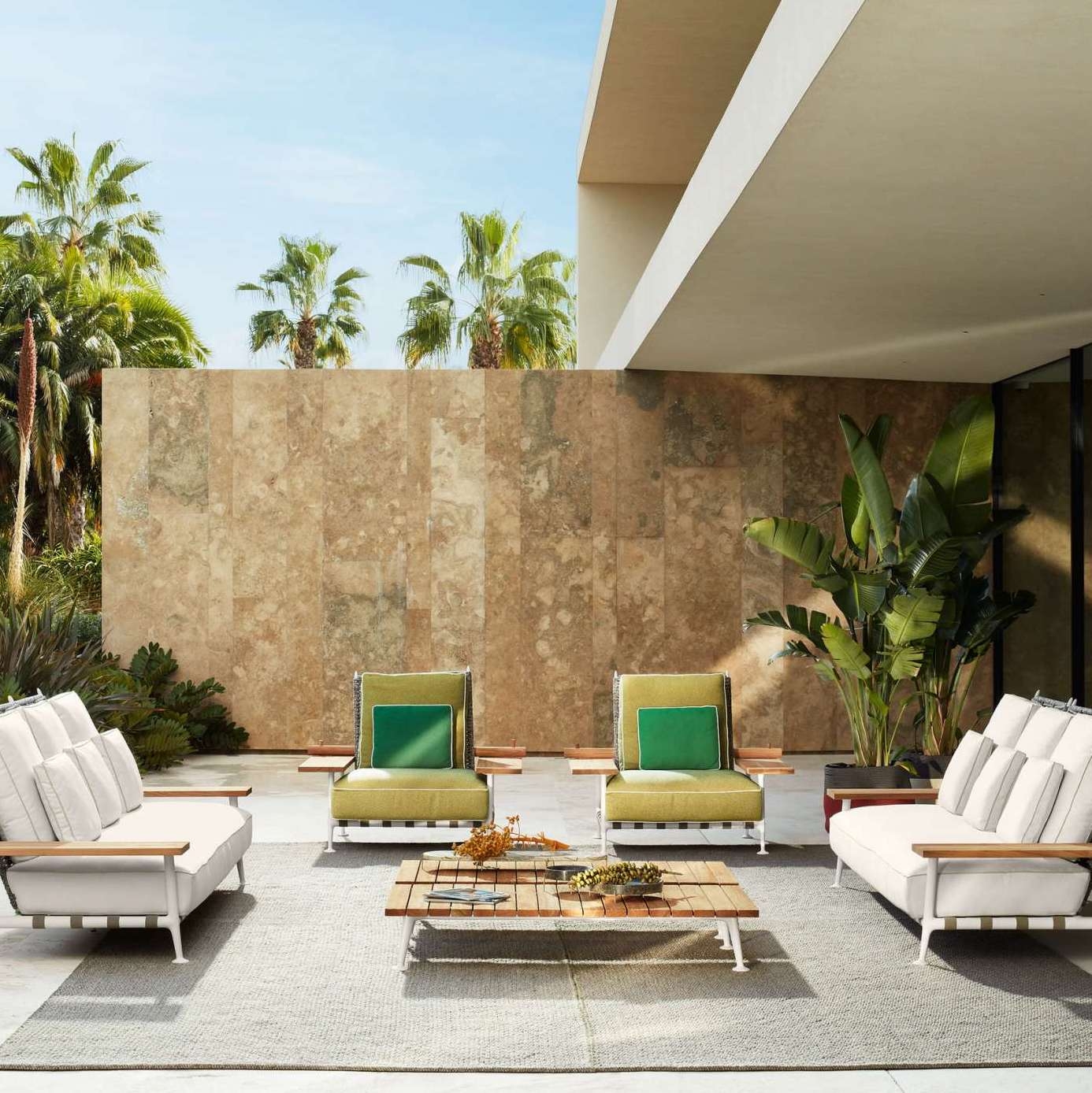 Leggi la storia Cassina’s horizon-expanding outdoor furniture