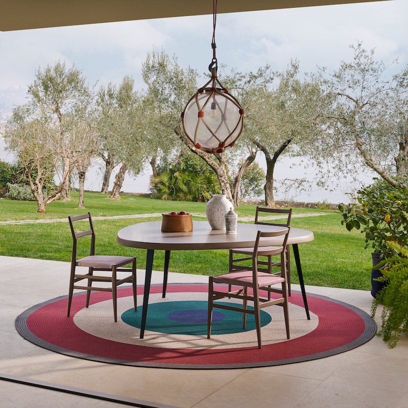 Leggi la storia Newcomers to Cassina’s outdoor furniture family