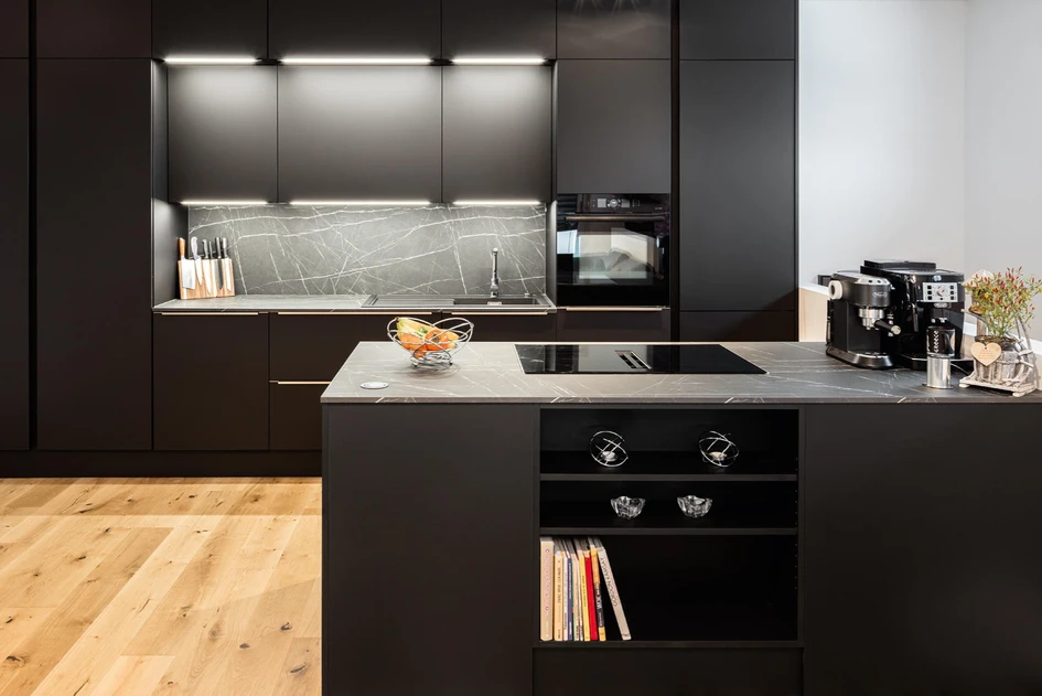 This Fuzzy’s Woodart Kitchen in Wiener Neustadt, Austria, extends its worktop upwards to create a characterful splashback that better exhibits the marble-look material