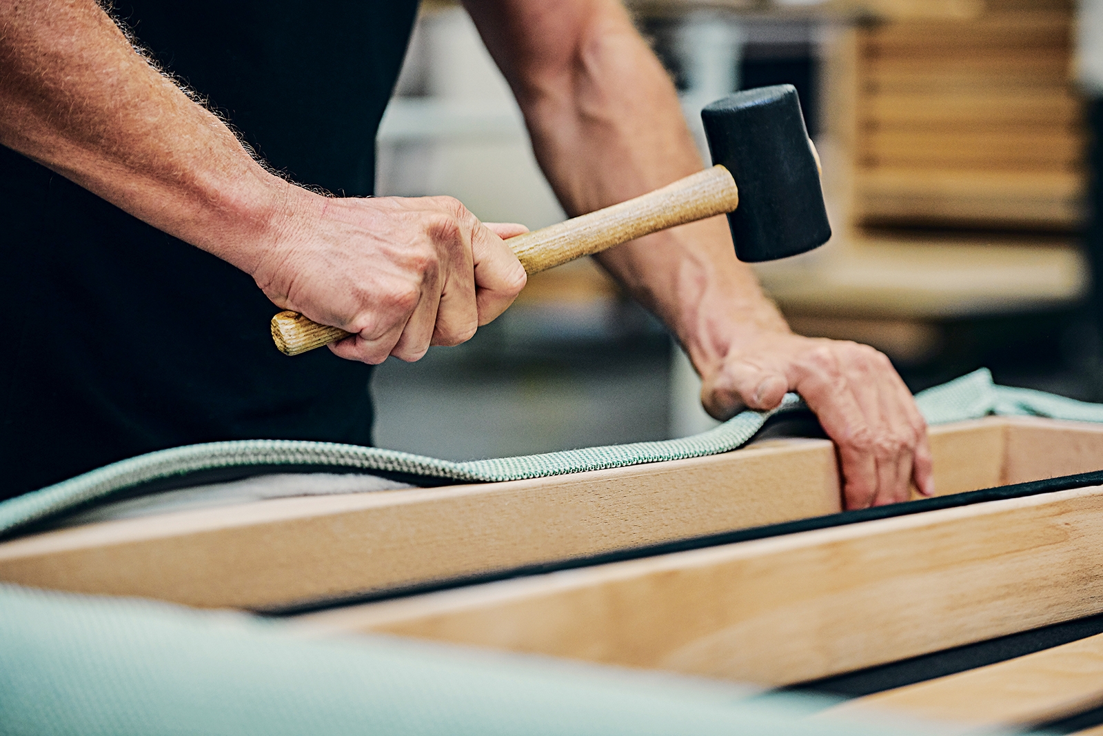 Long-lasting, tried and tested: Homegrown beech provides the basis for virtually all the furniture frames. The production of the frames is in skilled hands and the welting on the edges of the finished covers is tapped into the groove in the frame