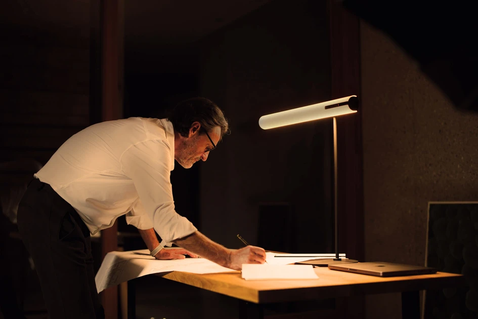 A spectrum to draw strength from: the HEAVN One luminaire subtly changes its light colour and intensity throughout the day. In this way, the light activates users in the morning and encourages relaxation in the evening