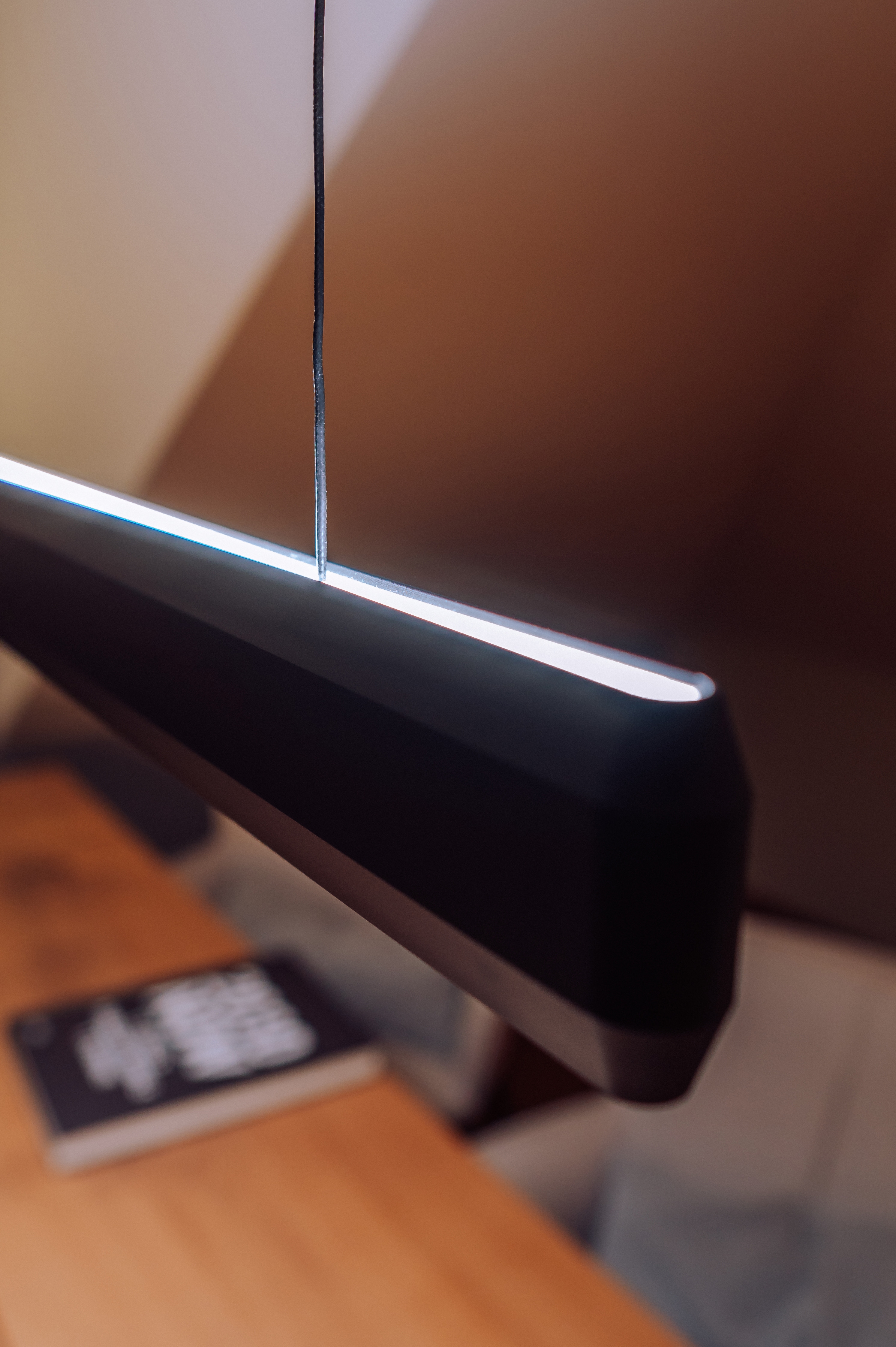 With HEAVN Pure, the company also offers, among other things, a pendant luminaire with biodynamic light, operated via integrated gesture control as well as via app