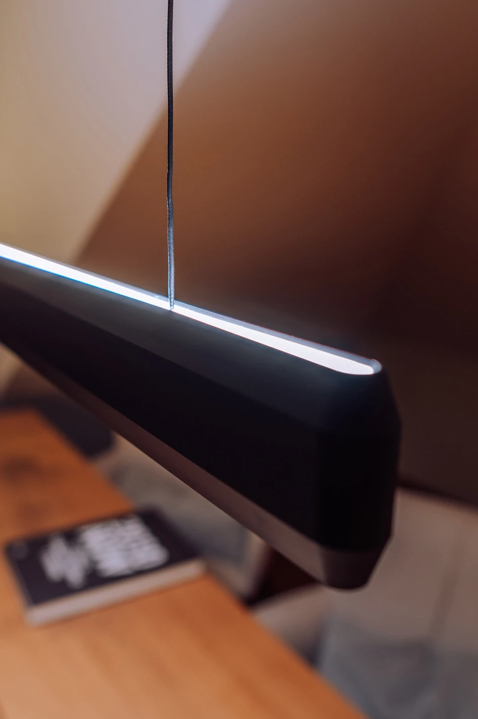 With HEAVN Pure, the company also offers, among other things, a pendant luminaire with biodynamic light, operated via integrated gesture control as well as via app