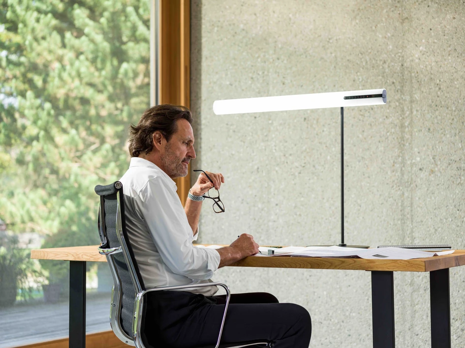 Glare-free direct light that radiates forward, upward and downward provides efficient brightness at the desk – and is also ideal for video calls. If desired, the base can be equipped with a wireless charger