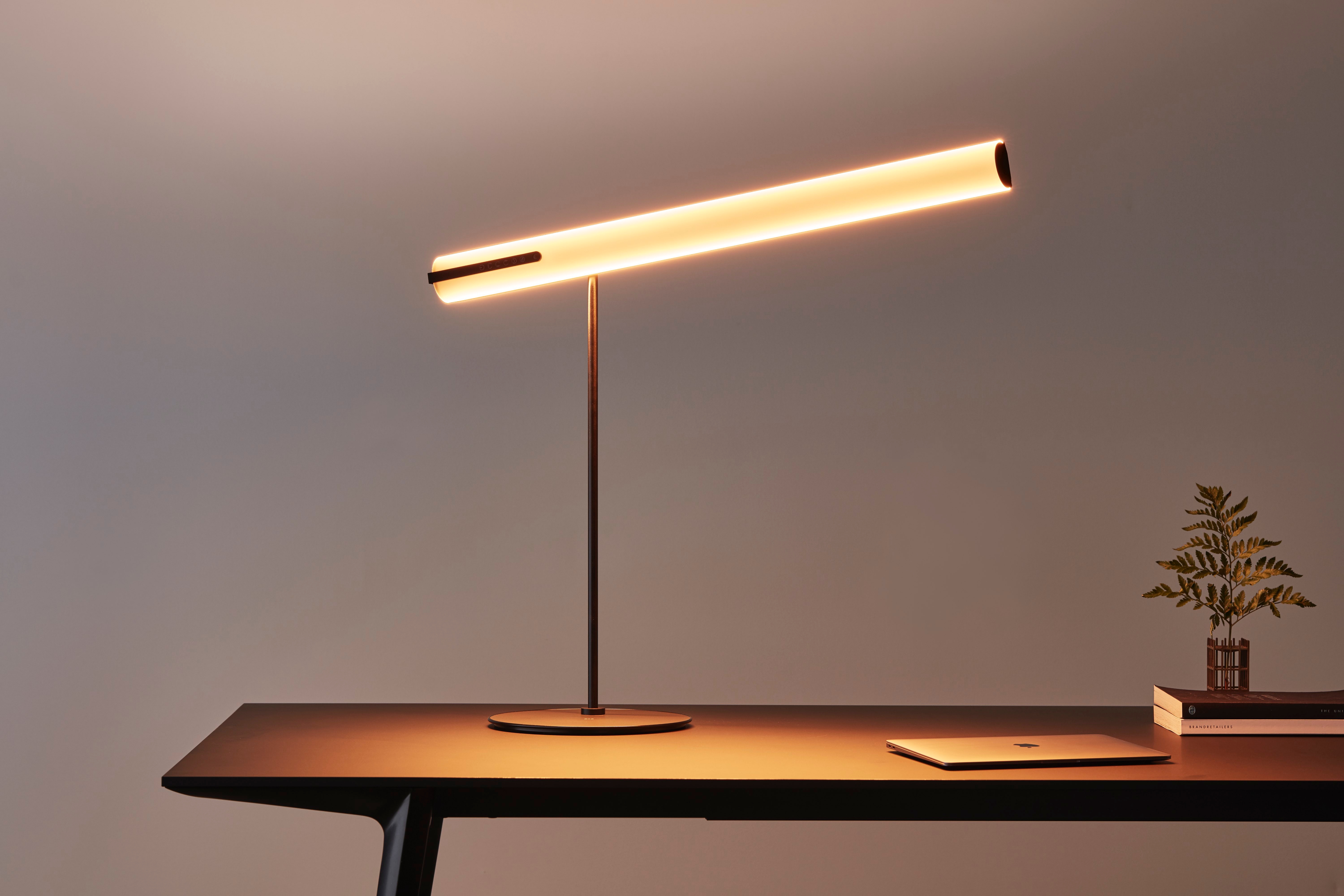 Uncompromising design meets technical sophistication: 500 individual LEDs can be controlled in three individual light directions, with a colour temperature range from 6,500 K (cold white), to 1,800 K (warm white); colour rendering 95 CRI