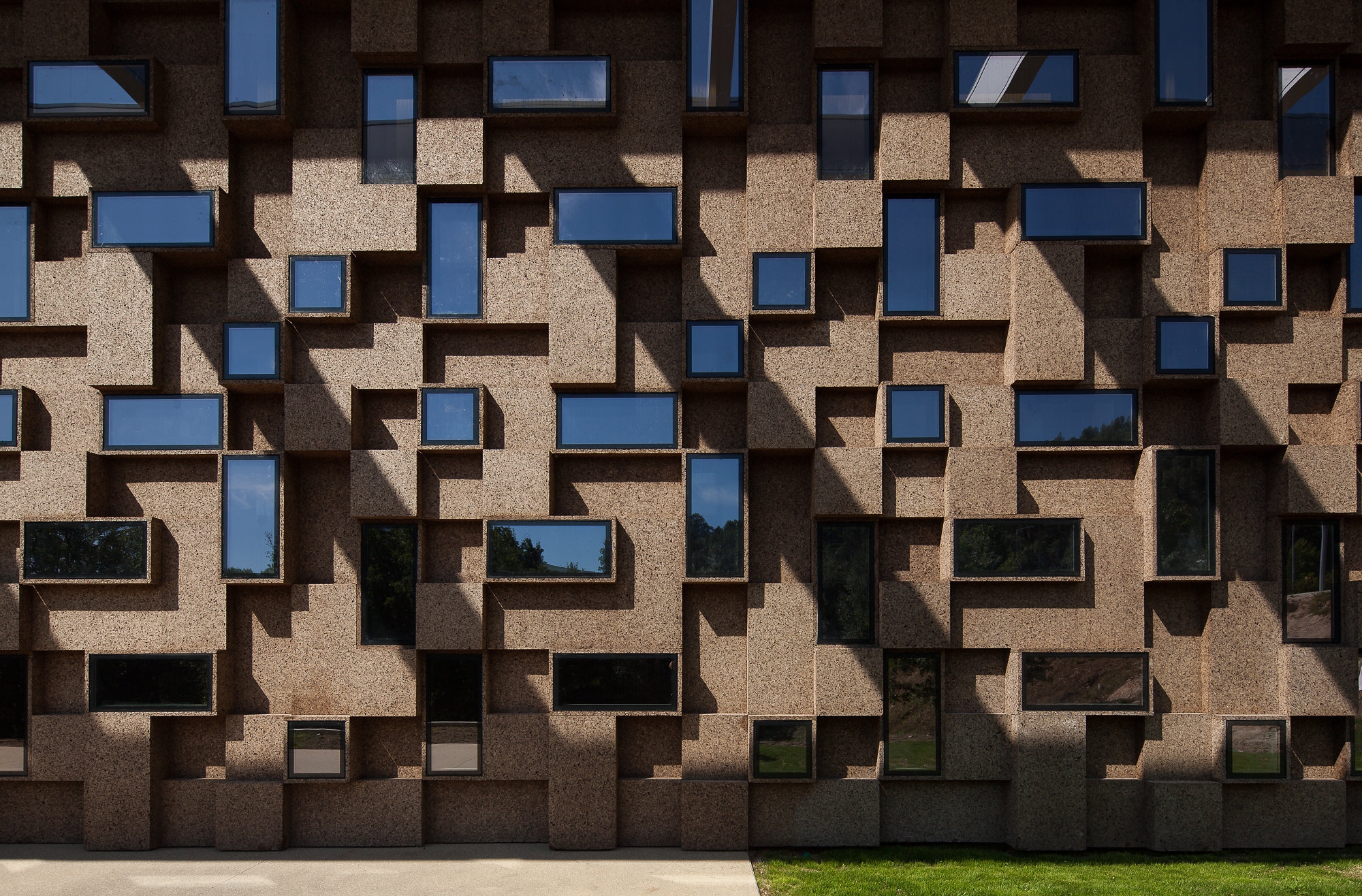 The Gymnastics Training Centre of Guimares features an exterior arrangement of protruding blocks of cork, highlighting the material’s use and form. Photos: José Campos