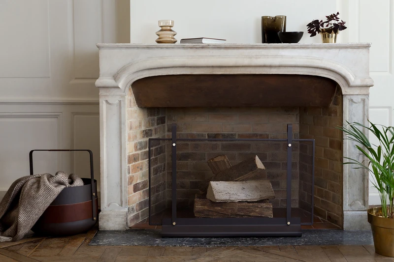 When Eldvarm began to imagine their Emma firescreen, they had three requirements. To keep the sparks where they belong, to show the fire in all its glory and to look beautiful with or without the fire behind it