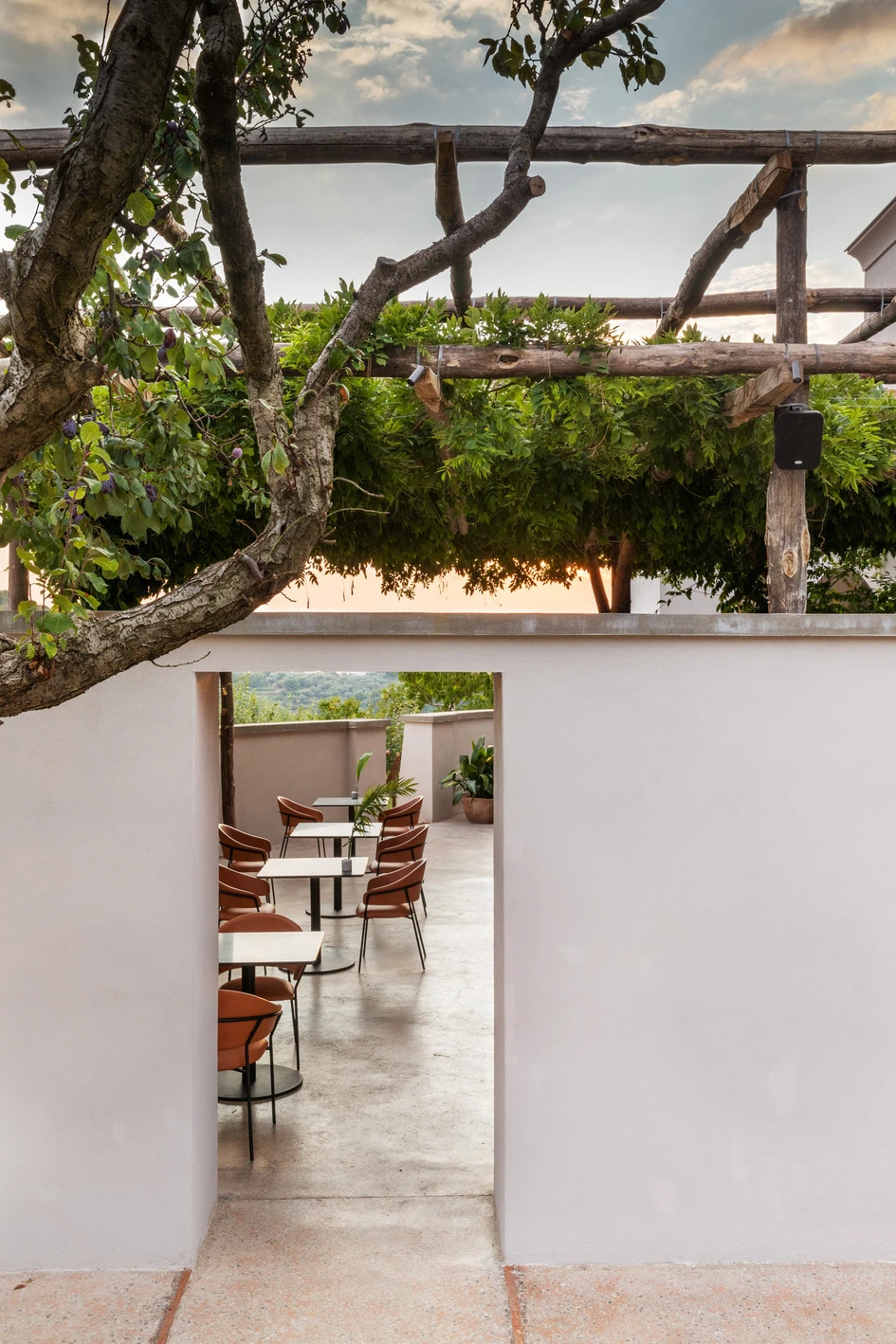 Das Projekt umfasste den gesamten Gebäudekomplex und die Außenanlagen und wurde in Zusammenarbeit mit der Architektin Valentina Autiero und dem Landschaftsarchitekten Stefano Olivari realisiert. Fotos: Serena Eller