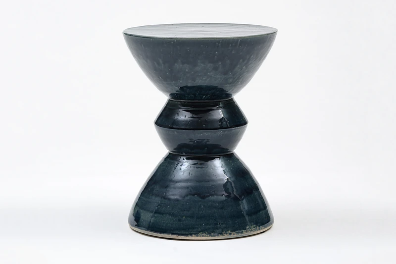Der durchbrochene Hocker LOT von Piet Boon (oben, Mitte) enthüllt seinen Kern, während der Stoneware Sculpture Hocker von Time & Style (unten) das Rad nutzt, um Kurven und Winkel in verschiedenen Dimensionen zu kombinieren