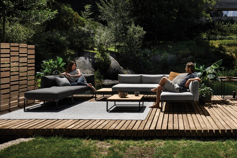 Keramik verleiht den Tischen der Thea-Kollektion von Roda für den Aussenbereich (oben, Mitte) sowie den Maya-Sitzmöbeln von Gloster Furniture (unten) eine widerstandsfähige Qualität