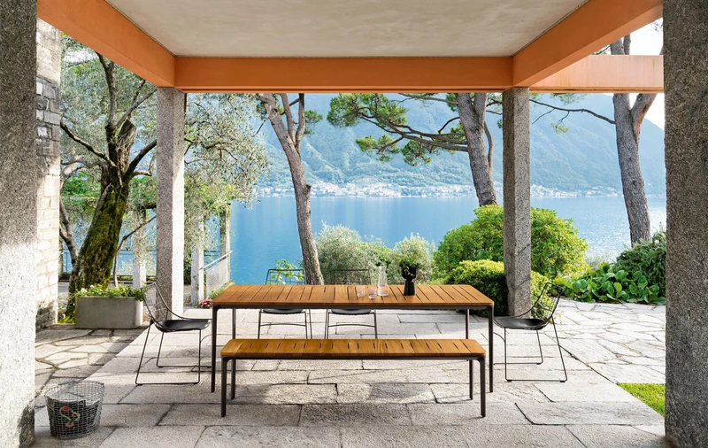Die Sofas Baia von Marioni stehen auf Keramikfüssen, die die Kollektion mit den Sitzmöbeln Carousel mit Messingrahmen (oben, Mitte) verbinden, während die Serie Slim von Sovet (unten) Tische und Bänke mit Keramikauflagen umfasst