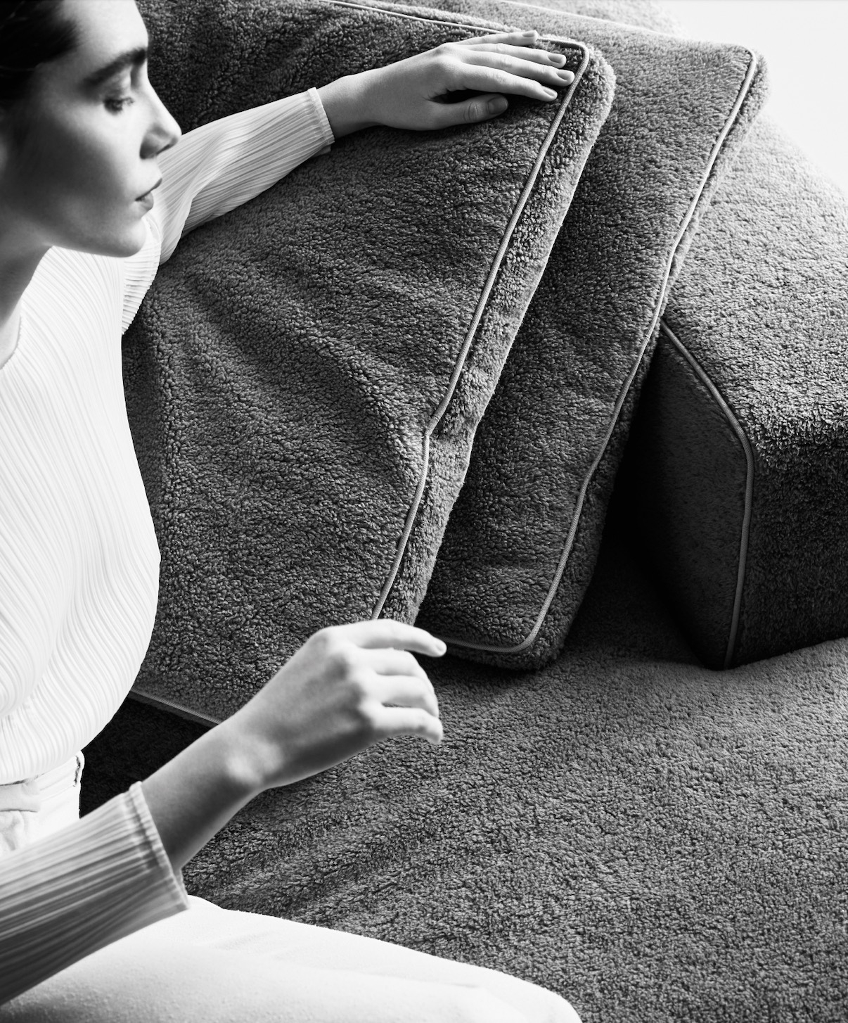 Das modulare Sitzsystem Arbiter – ideal für grosse Räume – erweitert seine Materialoptionen mit neuen wolligen und reichhaltigen Texturen für seine übergrossen Kissen