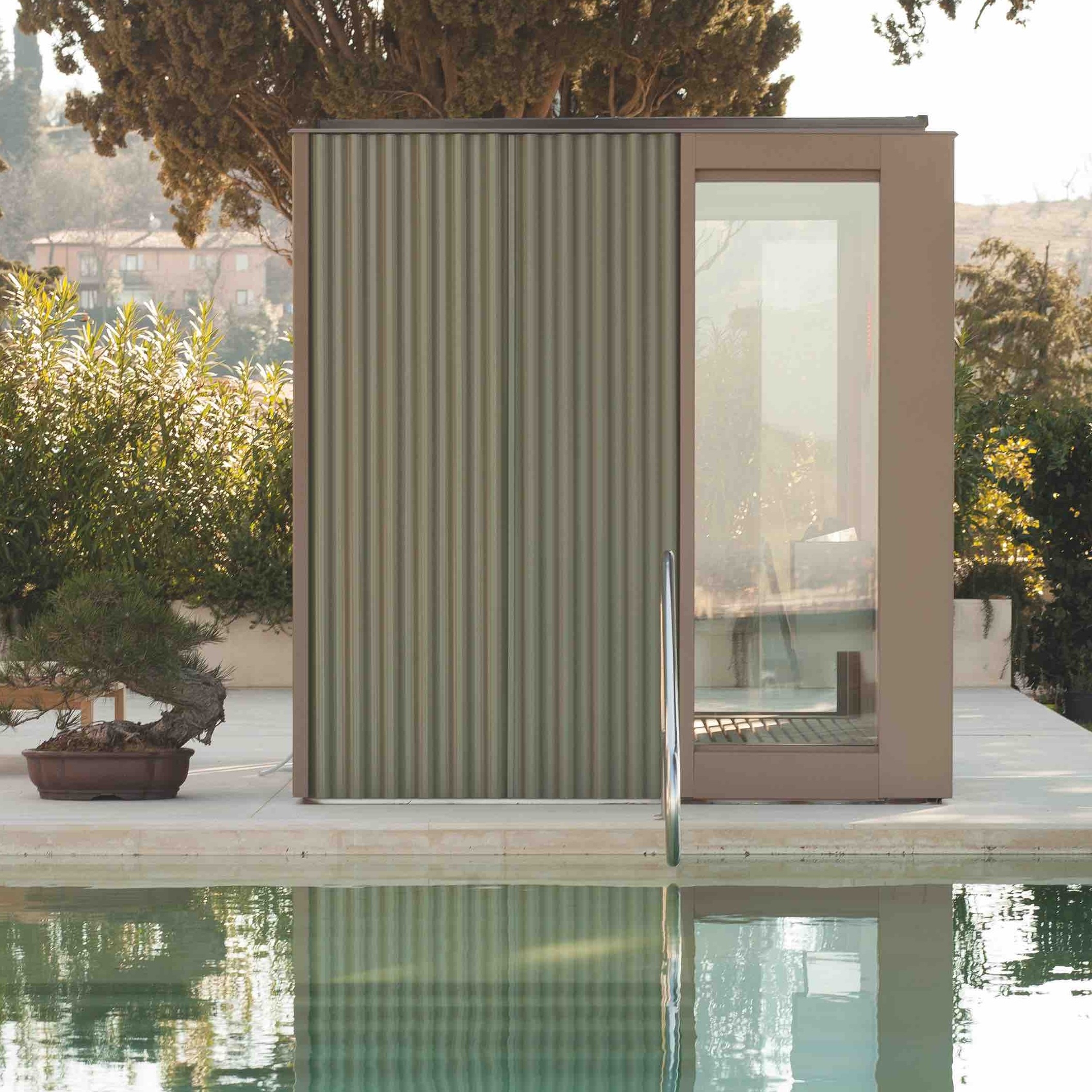 Lire l’histoire EFFE’s Cabanon outdoor sauna: Turning up the heat in the garden