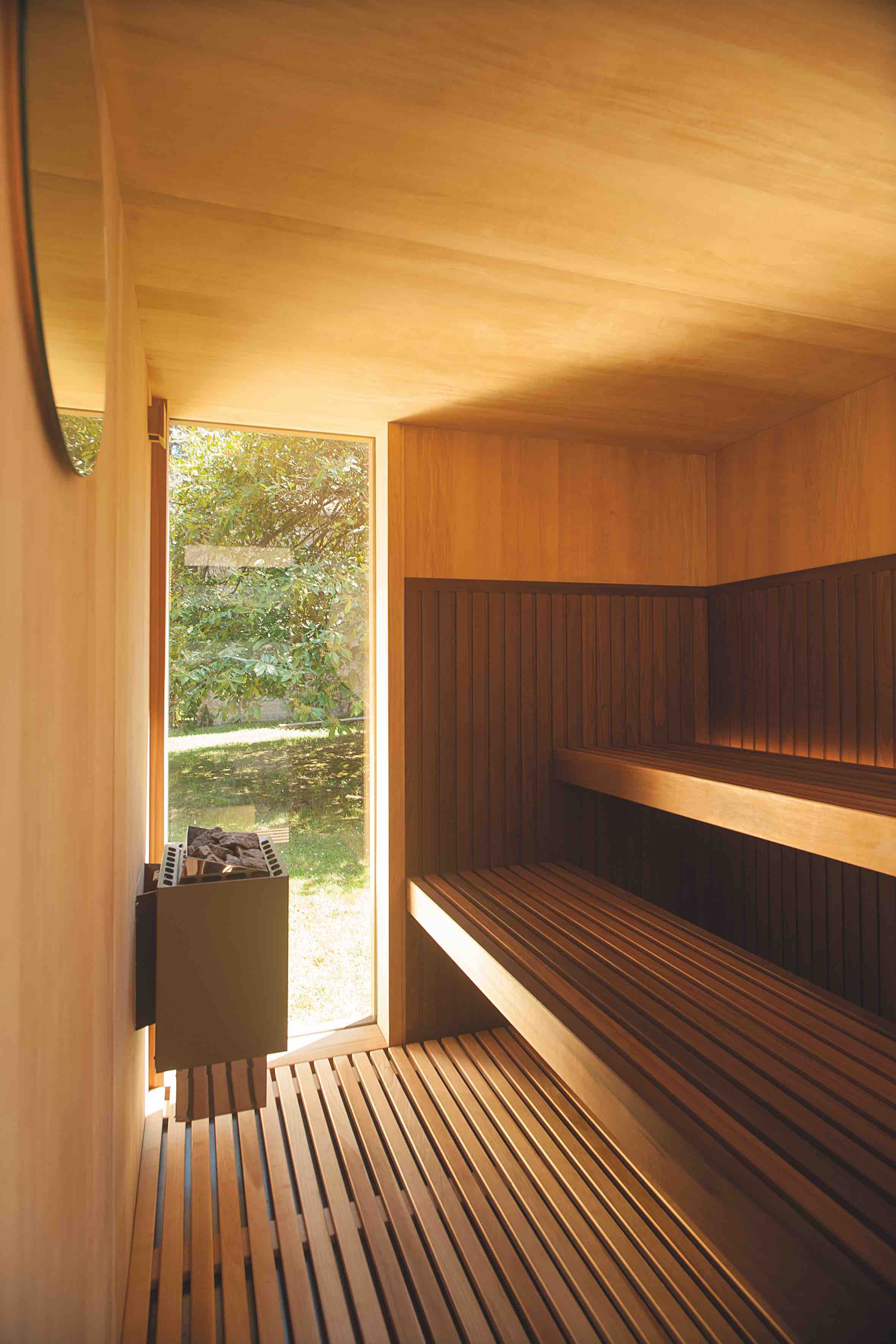 Inside Cabanon is finished with heat-treated aspen and lit with Warm LEDs placed between the bench and the walls. The 8.0 kW heater cover matches the exterior corrugated cladding (here in ‘moss’)