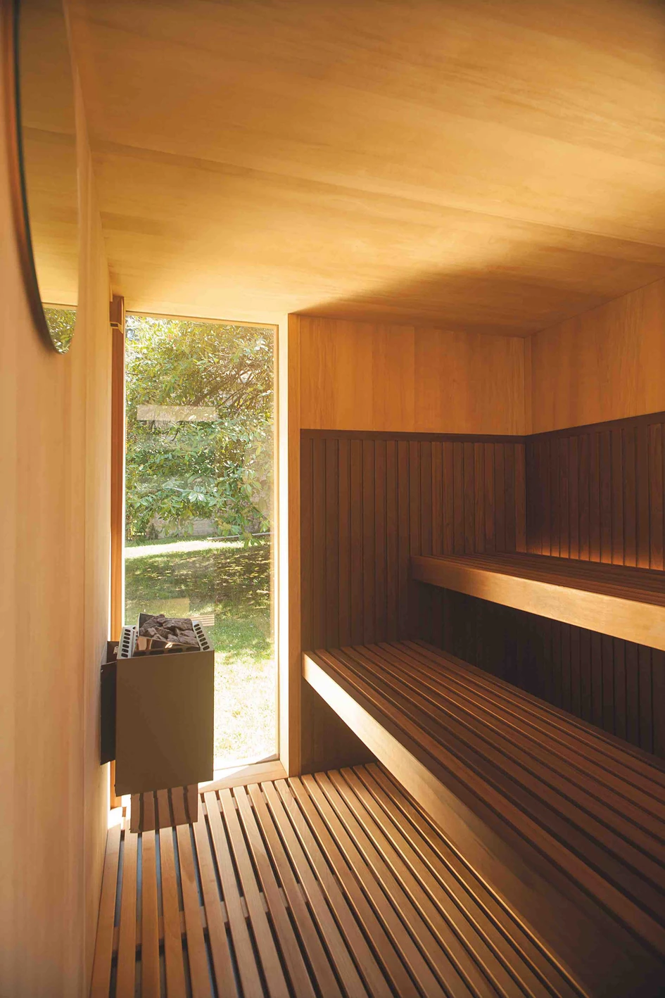 Inside Cabanon is finished with heat-treated aspen and lit with Warm LEDs placed between the bench and the walls. The 8.0 kW heater cover matches the exterior corrugated cladding (here in ‘moss’)