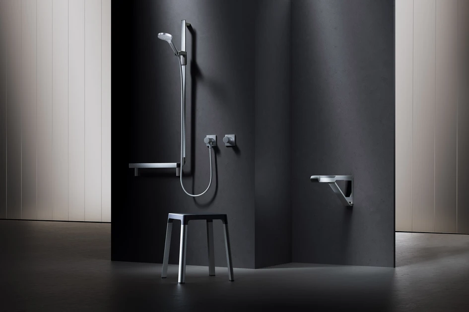 Design by Studio F. A. Porsche: KEUCO AXESS heisst die Designserie von KEUCO für das barrierefreie Bad, deren funktionale Bestimmung man ihr nicht unbedingt auf den ersten Blick ansieht. Perfekt harmoniert das Programm mit den IXMO Armaturen der Marke