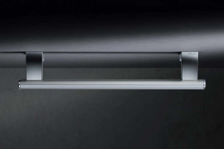 Elegant lassen sich Haltegriffe und Duschbrausestange als eine visuelle und funktionale Einheit installieren. Die dezenten Wandbefestigungen des Relingsystems bieten zuverlässige Stabilität für barrierefreies Gestalten