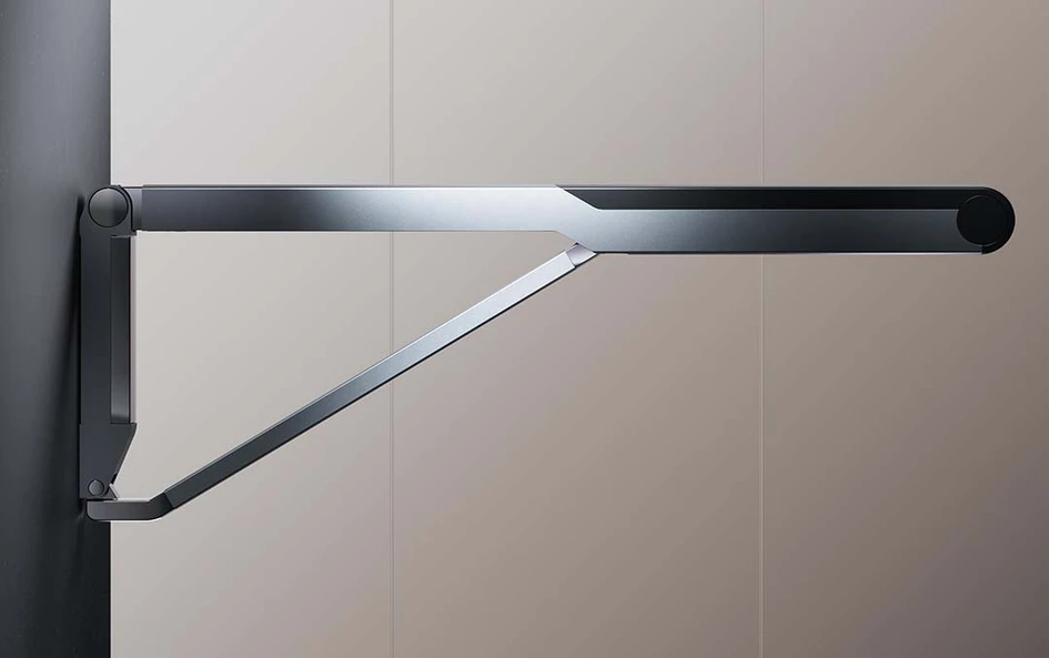 Zentrales Element der Serie ist der Stützklappgriff, der sich bei Nichtgebrauch flach an die Wand hochklappen lässt. Erhältlich ist er in Chrom, Schwarz matt oder Alu-Chrom sowie in den zwei Ausladungen 700 und 850 mm