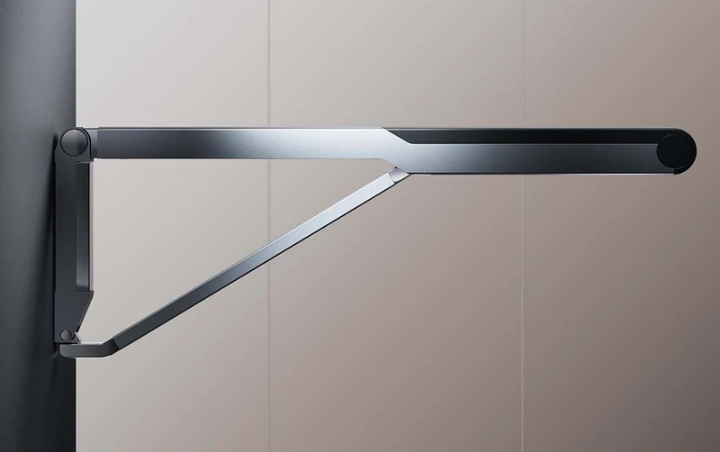 The central element of the series is the folding support handle, which can be folded up flat against the wall when not in use. It is available in chrome, matt black or aluminum and in two projections of 700 and 850 mm