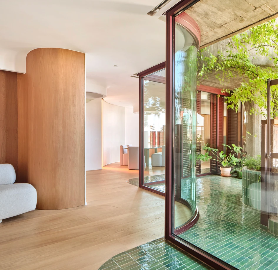 Francisco Javier Sainz de Oizas umgestaltete und neu konzipierte White Towers Apartments (oben) mit gebogenem Glas, getäfelten und gefliesten Wänden und Trennwänden (unten). Fotos: Jose Hevia