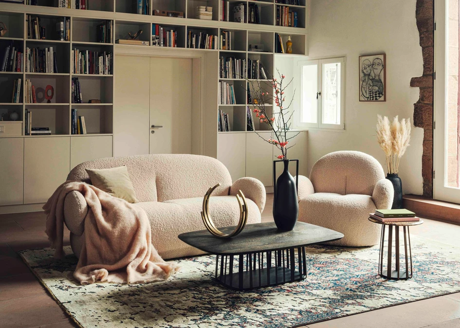 Die Amphora-Sitzmöbelkollektion von Desforma ist ein Möbel als Landschaft, während die Kurven des Nana Loveseat und der Couch von Freifrau ultimative visuelle und ergonomische Weichheit vermitteln