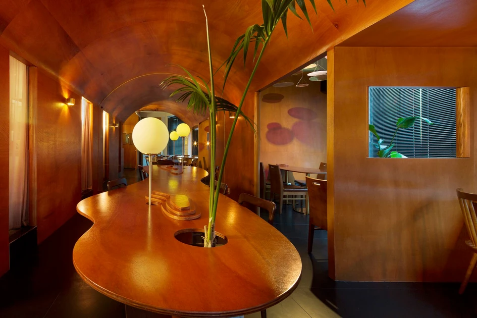 Der Atreo-Schreibtisch von Alea (oben) bietet mehr Arbeitsfläche in Reichweite und die geschwungene Tischplatte im Munhwa Bistro Seong-su (unten) bringt die Gäste beim Essen zusammen. Fotos: Hongkyu Yang (unten)