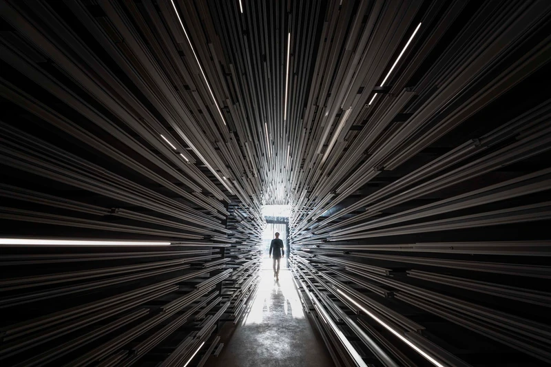 With thousands of aluminium strips, HAS design and research added a new dimension to the MoMA’s (Museum of Modern Aluminium) facade in Bangkok, then continued the journey inside. Photos: W Workspace