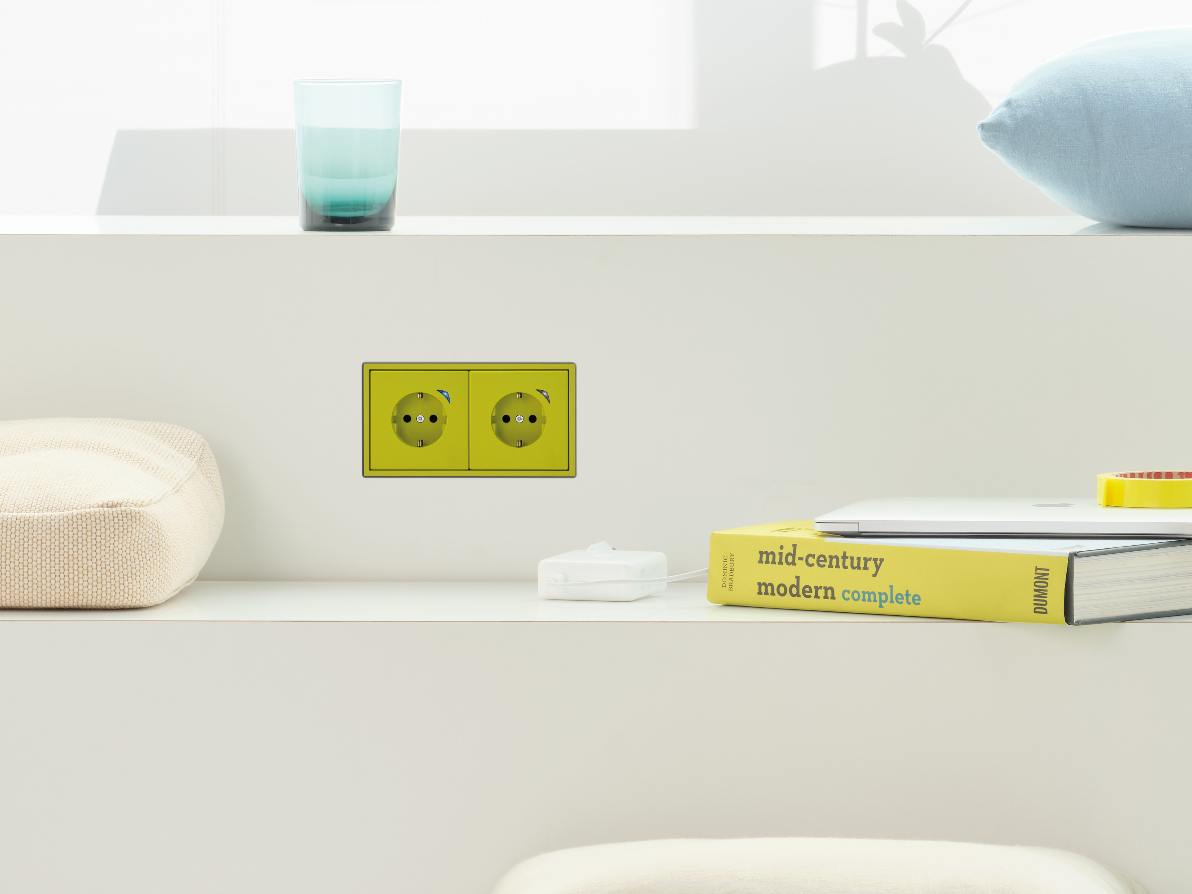 Practicality: switching times can be set for JUNG HOME sockets using a smartphone app, which also records their power consumption