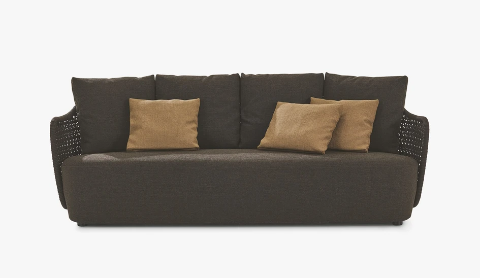 Marcel Wanders hat seine ikonische Kollektion Mad für Poliform für das Leben unter freiem Himmel weiterentwickelt: Sie umfasst ein dreisitziges Sofa, einen Sessel und einen Couchtisch