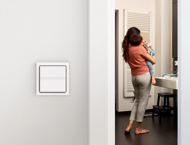 The light comes on automatically when you enter the bathroom. This not only provides comfort, but also increases energy efficiency and safety. The Busch comfort switch with integrated motion detector is ideally suited for this