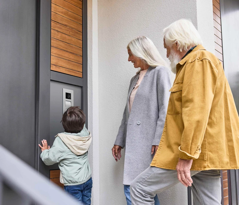 Security in the Smart Home begins at the front door. The high-quality colour camera of the door communication system shows guests at the house door and can be adjusted to the individual home environment