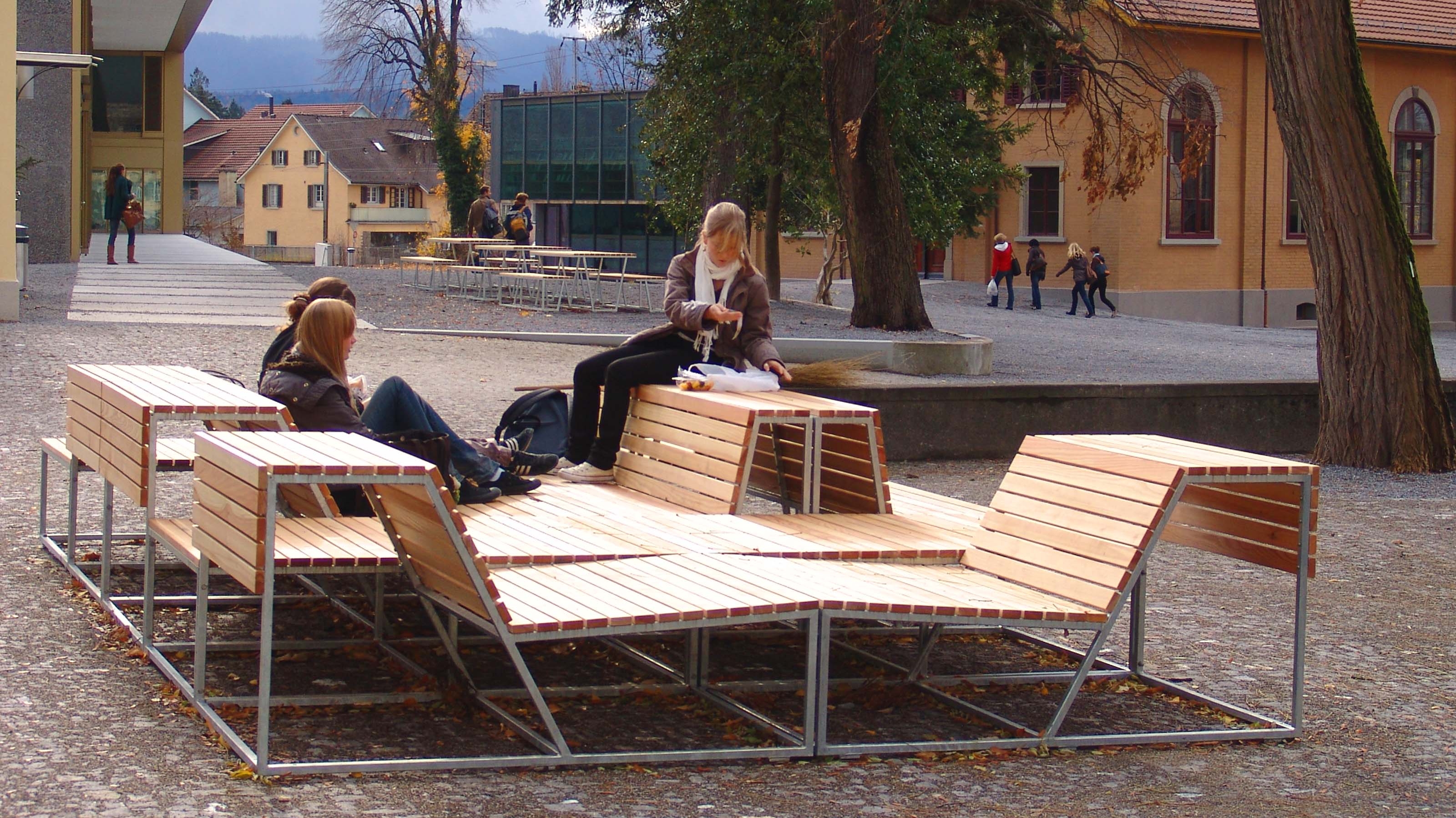 Der modulare Landscape Lounge-Sessel bietet eine gesellige Sitz- und Liegefläche, hier in der Schulanlage Küsnacht