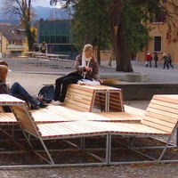 Der modulare Landscape Lounge-Sessel bietet eine gesellige Sitz- und Liegefläche, hier in der Schulanlage Küsnacht