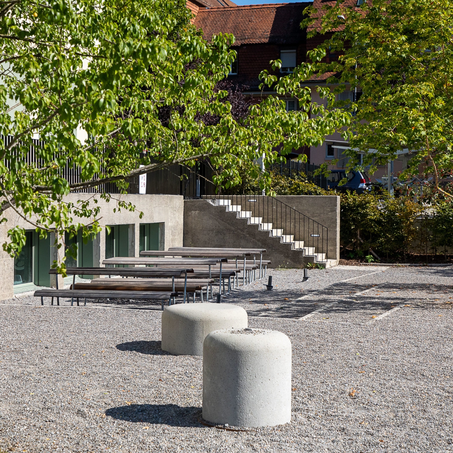 Landi Bank-Tisch-Bank Kombinationen im Schulhaus Ämtler B, Zürich. © Landschaftsarchitekt haag.la