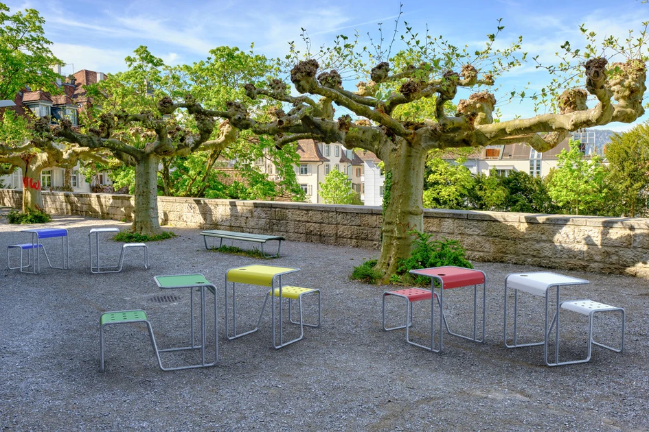 Stella Campus im Aussenbereich eines Schulhauses. © BURRI public elements AG