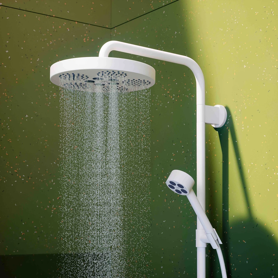 Auch kleine Bäder können grosszügig wirken. Barber Osgerby tauchen ihr Konzeptbad in eine Hülle aus Fliesen von Mutina. Armaturen, Duschbrausen, -rinne und Bedienmodul in Mattweiss sowie Waschbecken und Spiegel stammen von AXOR