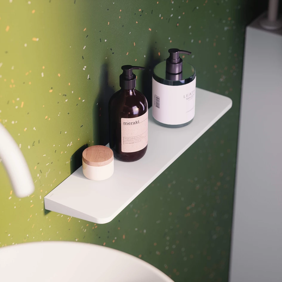 Barber Osgerby vervollständigen ihr Konzeptbad mit AXOR Universal Circular Accessories wie einem Spiegel oder einem Ablageboard, allesamt ebenso in der brandneuen Oberfläche Matt White