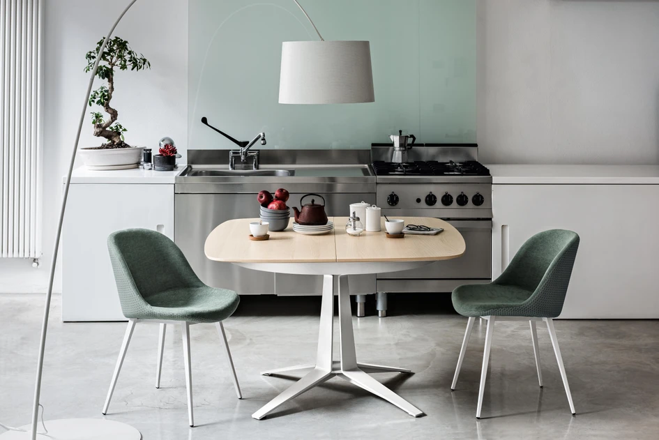 The curved backrest of Midj’s armless Sonny S chair provides just enough comfort and back support, while keeping its user’s exit clear