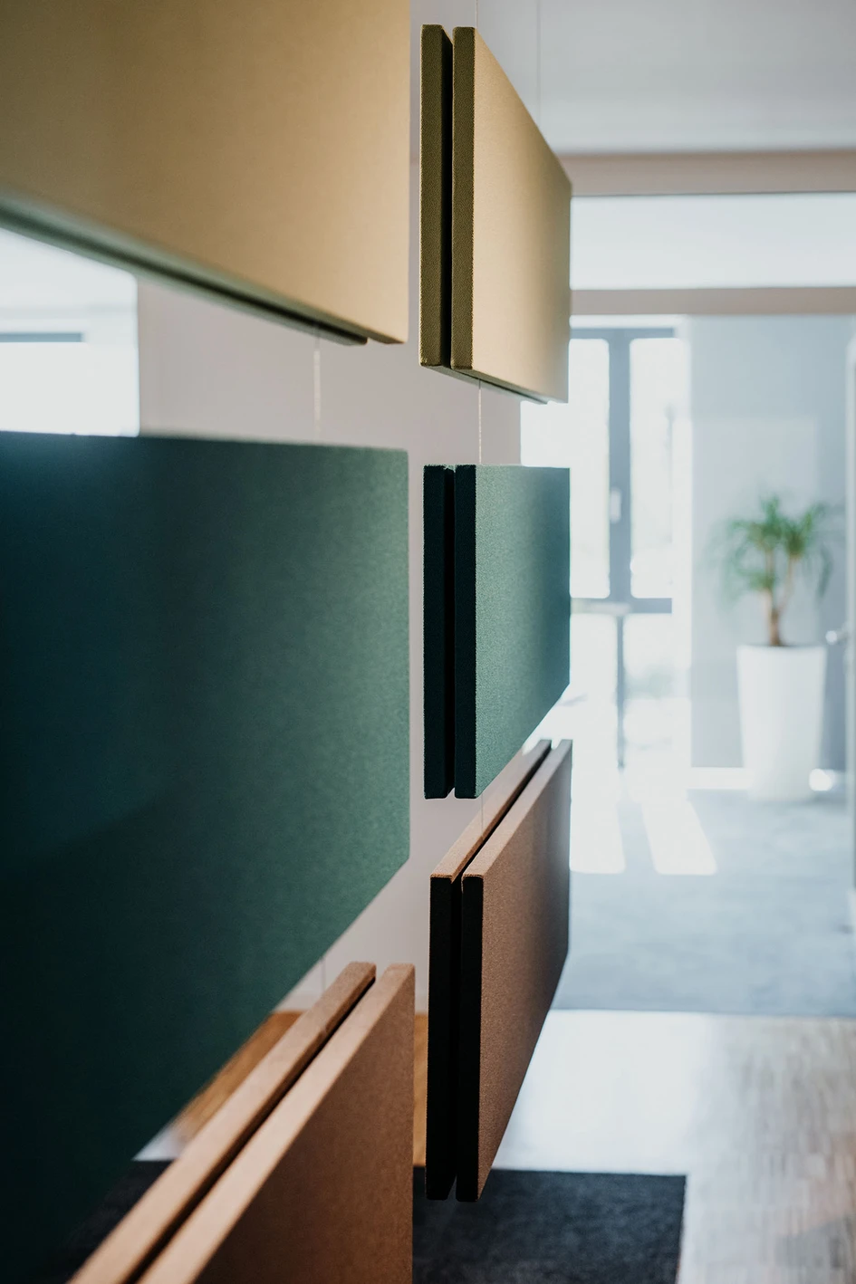 Well-suited elements for colour accentuation are, for example, lockers or acoustic panels, which can also serve to divide the room