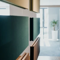 Well-suited elements for colour accentuation are, for example, lockers or acoustic panels, which can also serve to divide the room