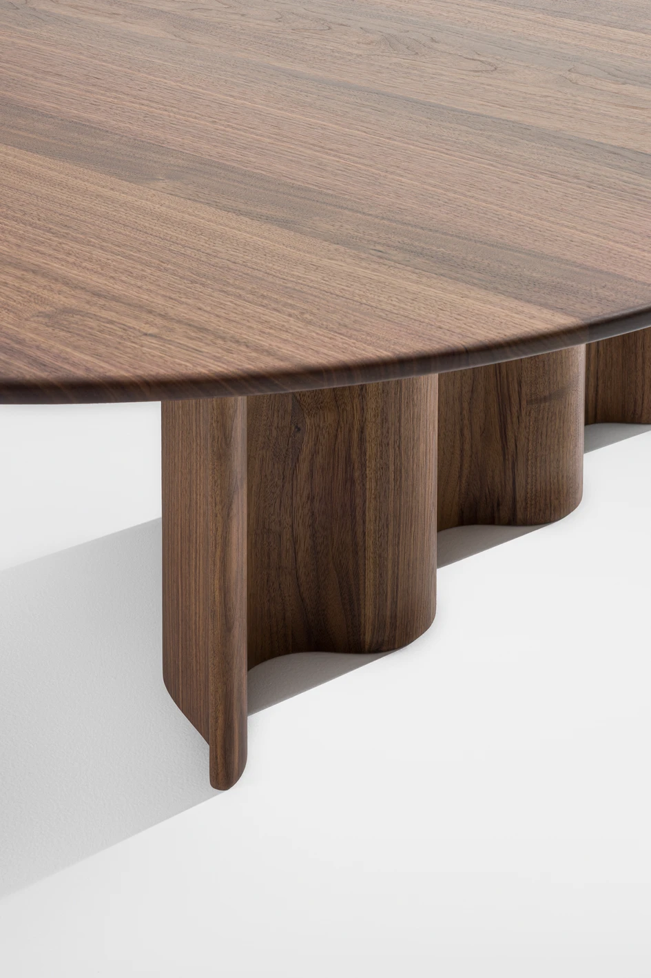 Above: two Friday 1 armchairs invite you to relax and a Curtain table extends the ensemble with its shapely and generous storage surface, like a sculpture in the room. Below: Close-up of a Curtain couch in walnut