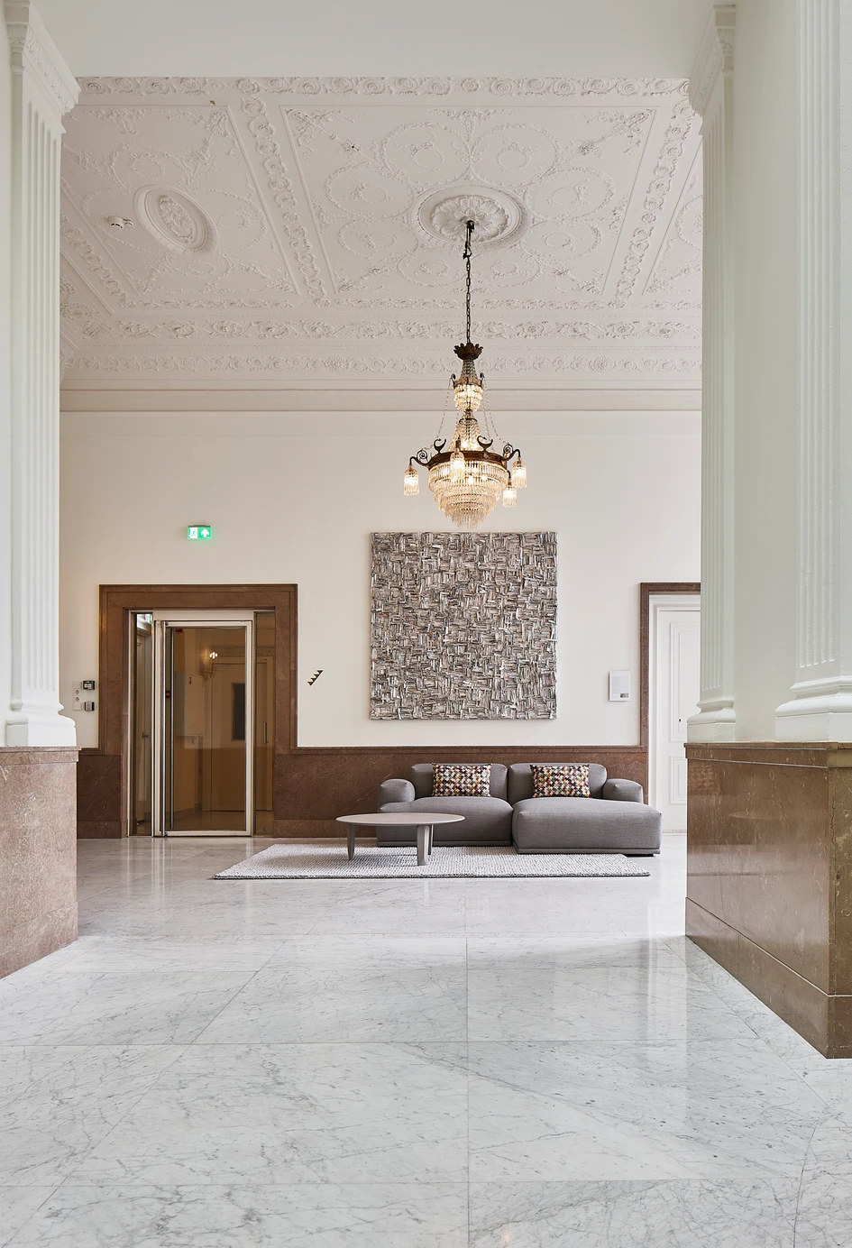 Above: historical fronts of the Richemont trio in the Herengracht area of the iconic Dutch city. Below: the Kuyu in grey lacquer and as a coffee table variant. The shape of its legs is inspired by African masks