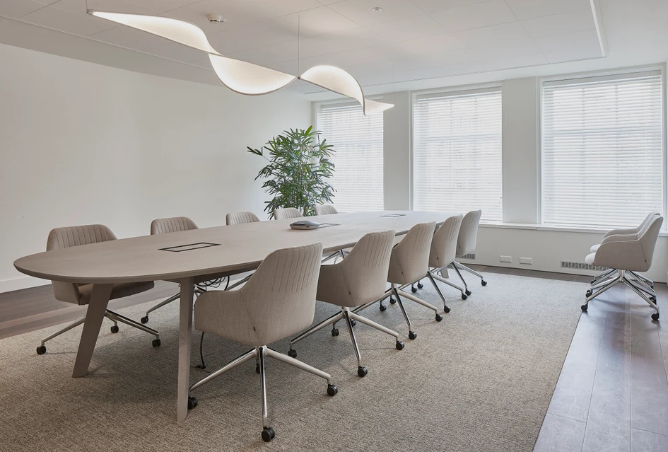 Everything a level higher: the Morph Bar bar stool and the Cena High – for meeting and discussing a little less formally. Below: the large Cena conference table offers space for at least ten people