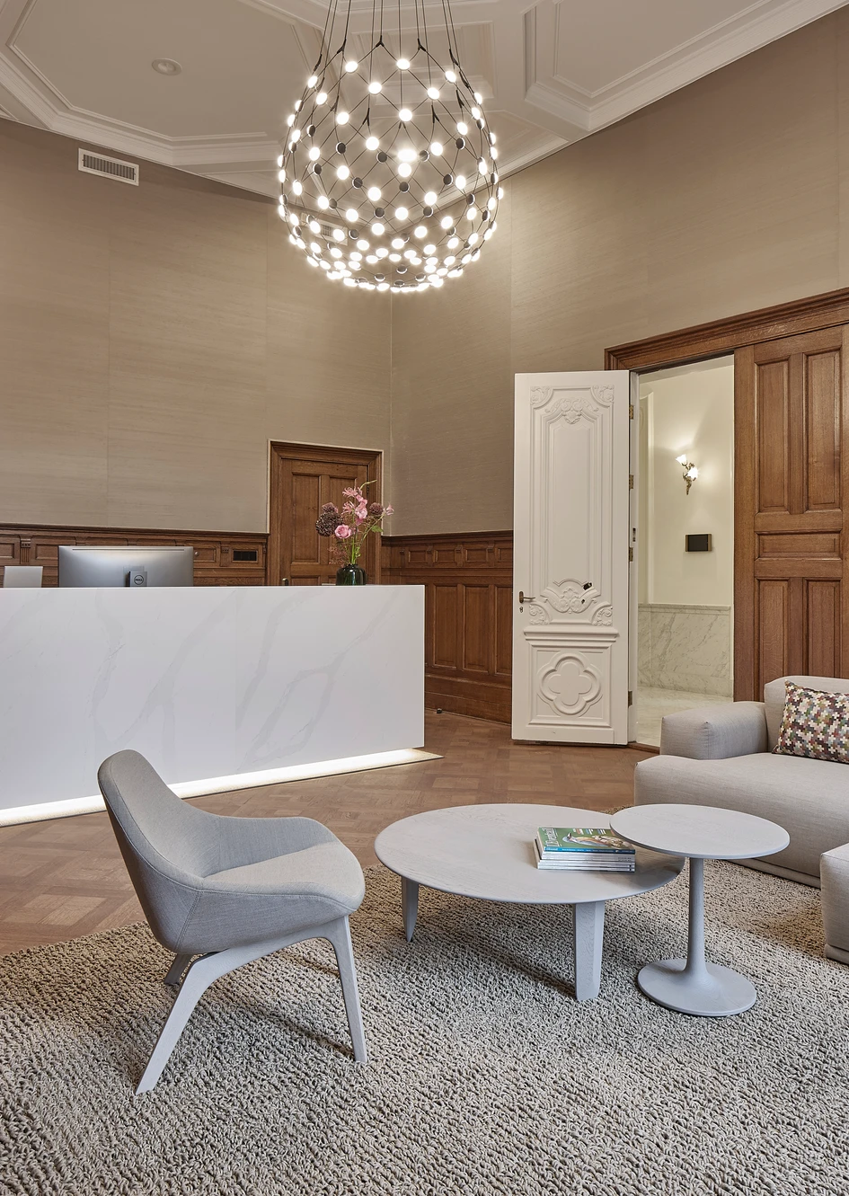 A variant of the Kuyu table, complemented by the higher, round Turntable Couch, together with the upholstered Morph Lounge armchair in light grey