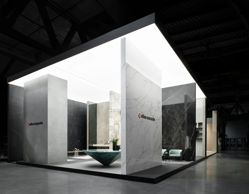 Besides allowing the large ceramic formats to express their full potential, ‘Fuoriscala’ invites attendees to carefully reflect on material choices