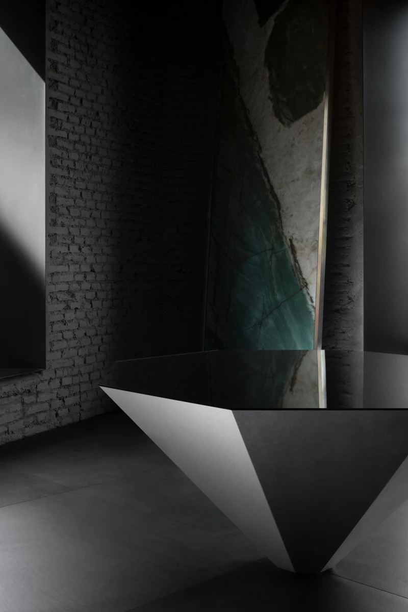 In the Atlas Concorde Studio Milano – the showroom located in the heart of the Brera Design District – ‘Fuoriscala’ reinterprets the ‘table’ concept by bringing to life two large-scale, abstract elements with prismatic shapes