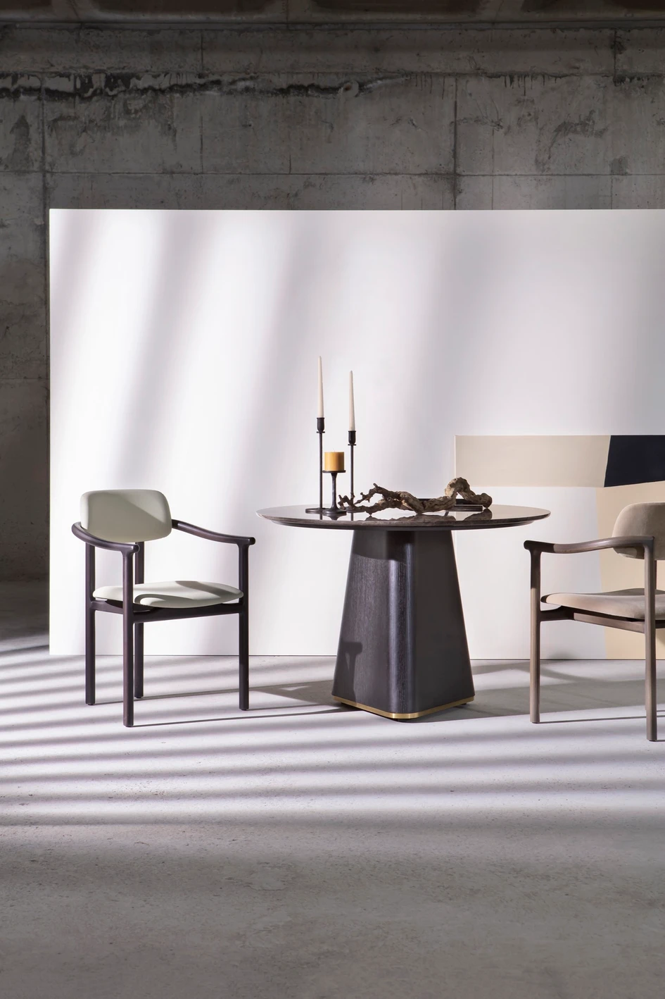 The award-winning Nigiri chair blends Asian style with contemporary aesthetics. The seat and backrest are supported by an expertly crafted wooden frame with integrated armrests